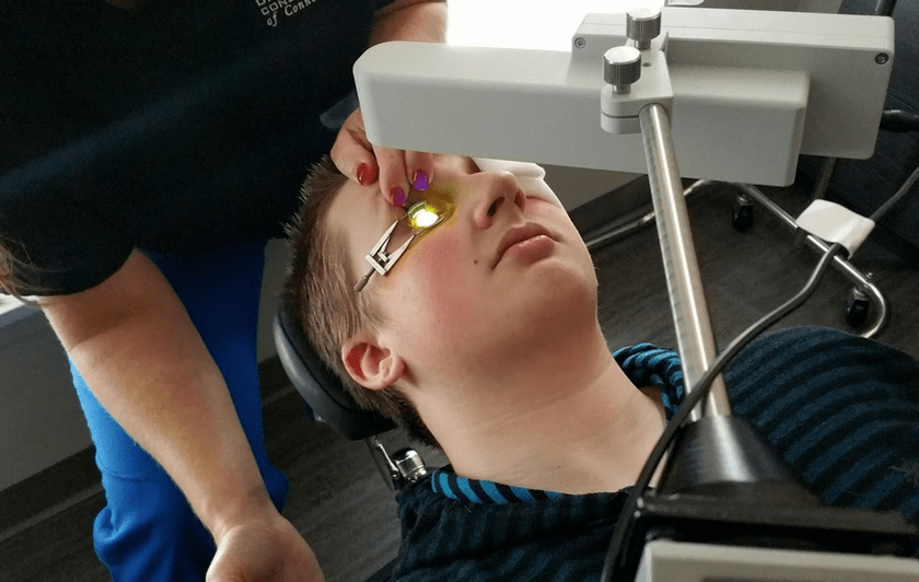 Crosslinking effektiv eliminéiert Keratoconus am Ufank vu senger Entwécklung